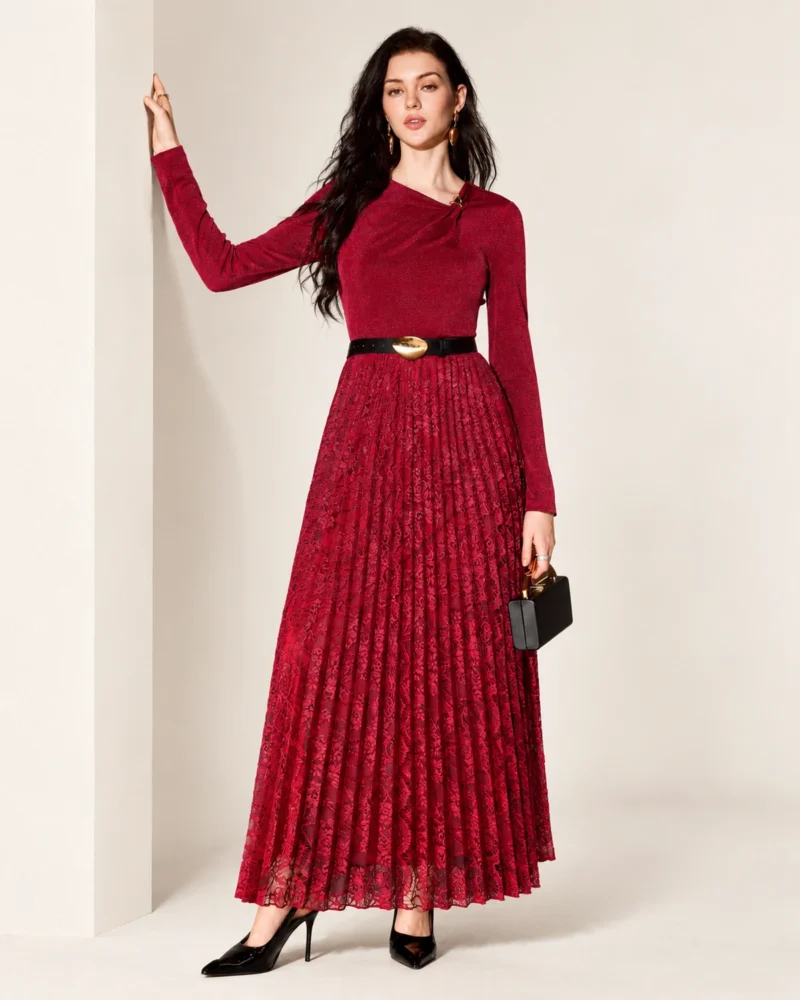Vestido longo com decote drapeado, saia plissada e fivela dourada na cor vermelho rubi, foto 01