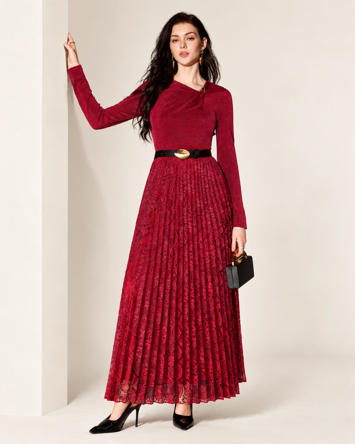 Vestido longo com decote drapeado, saia plissada e fivela dourada na cor vermelho rubi, foto 01