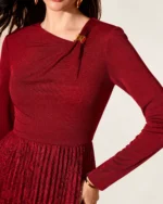 Vestido longo com decote drapeado, saia plissada e fivela dourada na cor vermelho rubi, foto 02