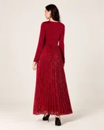 Vestido longo com decote drapeado, saia plissada e fivela dourada na cor vermelho rubi, foto 03