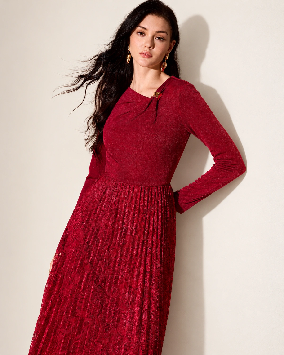Vestido longo com decote drapeado, saia plissada e fivela dourada na cor vermelho rubi, foto 04
