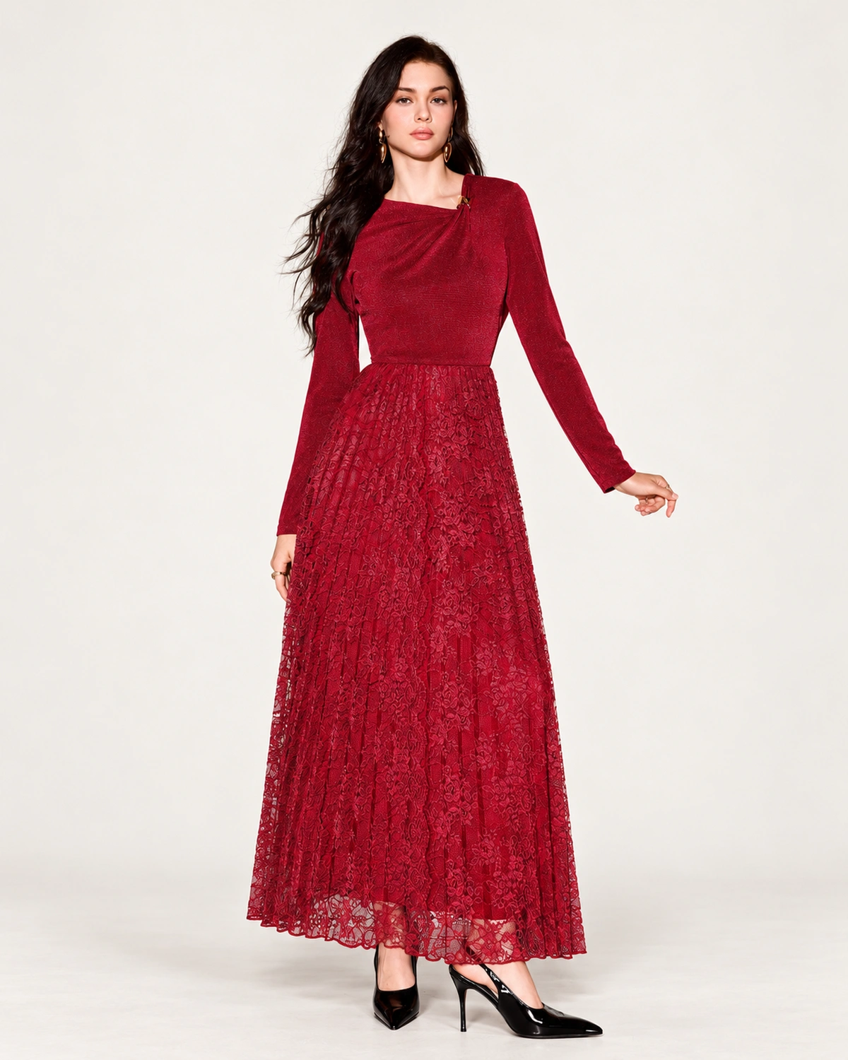 Vestido longo com decote drapeado, saia plissada e fivela dourada na cor vermelho rubi, foto 05