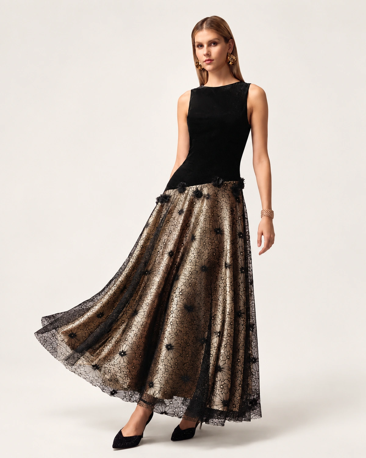 Plano dinâmico da modelo com vestido longo em veludo e renda em movimento em estúdio mineral.
