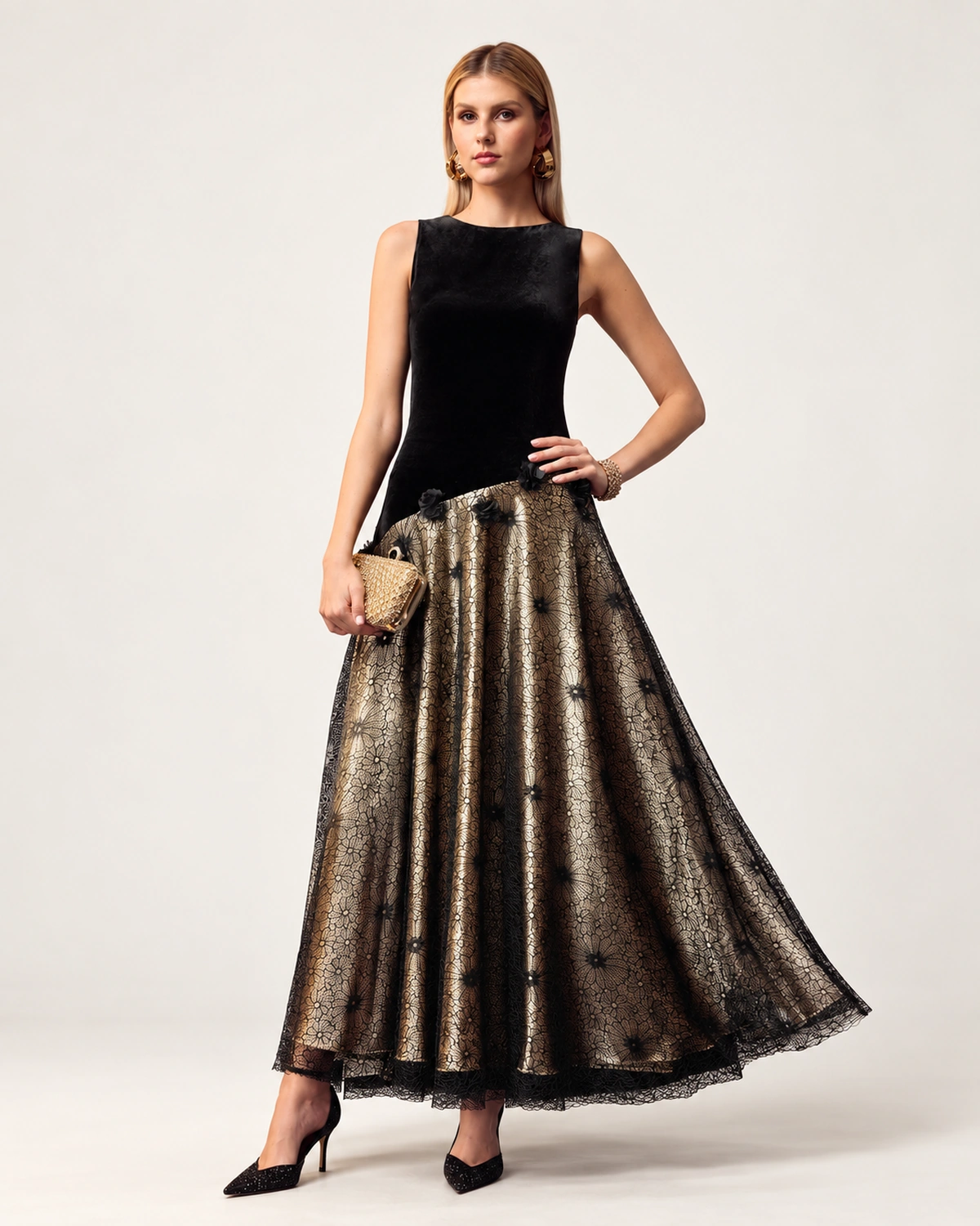 Plano frontal da modelo vestindo vestido longo de veludo e saia em renda sobre forro champanhe em estúdio mineral.