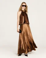 Look completo com vestido longo em cetim bronze metalizado em estúdio mineral