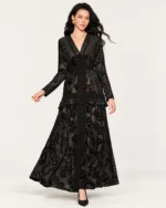 Plano inteiro da modelo caminhando com vestido longo em renda devorê em estúdio mineral