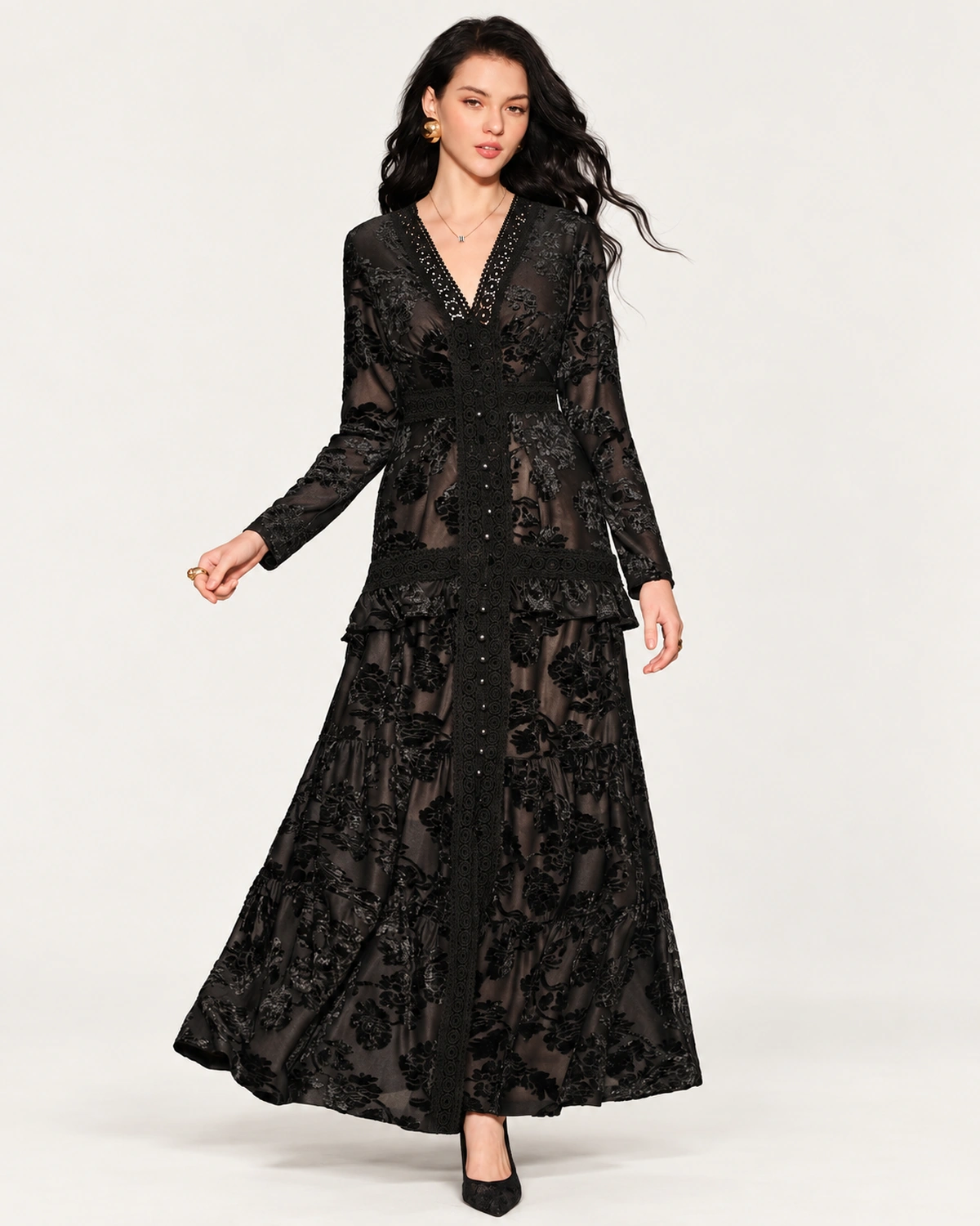 Plano inteiro da modelo caminhando com vestido longo em renda devorê em estúdio mineral