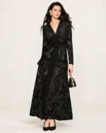 Plano frontal da modelo vestindo vestido longo preto em renda devorê em estúdio mineral