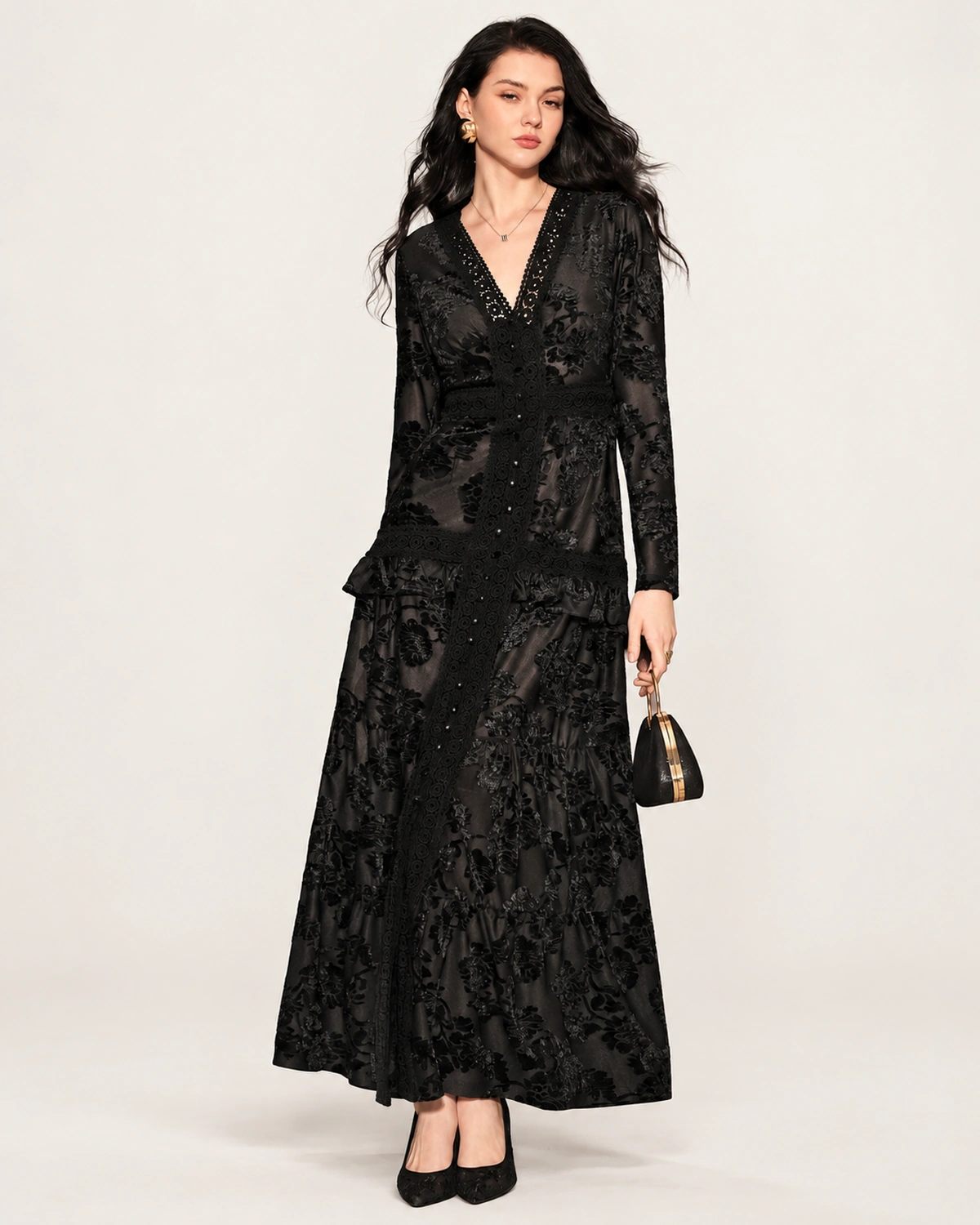 Plano frontal da modelo vestindo vestido longo preto em renda devorê em estúdio mineral