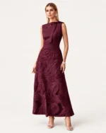 Vestido longo evasê em jacquard texturizado com laço e decote assimétrico na cor bordeaux, foto 01