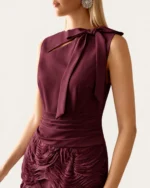Vestido longo evasê em jacquard texturizado com laço e decote assimétrico na cor bordeaux, foto 02