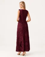 Vestido longo evasê em jacquard texturizado com laço e decote assimétrico na cor bordeaux, foto 03