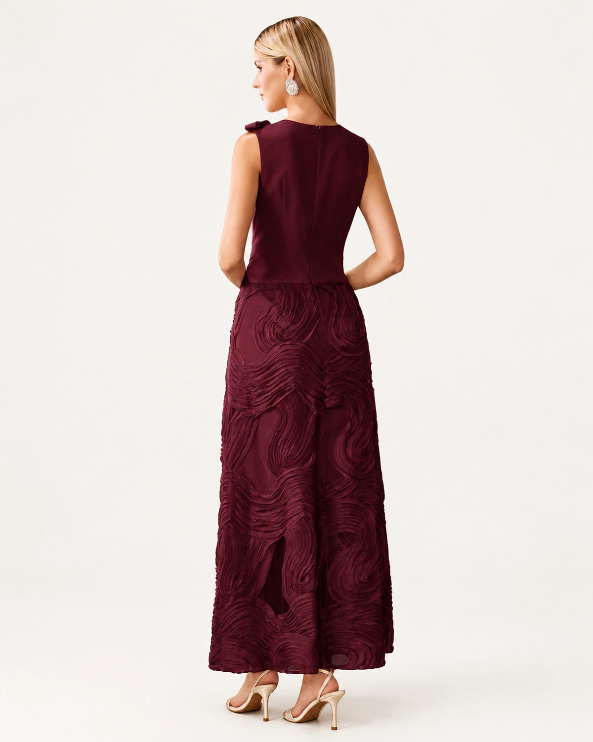 Vestido longo evasê em jacquard texturizado com laço e decote assimétrico na cor bordeaux, foto 03