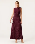 Vestido longo evasê em jacquard texturizado com laço e decote assimétrico na cor bordeaux, foto 04