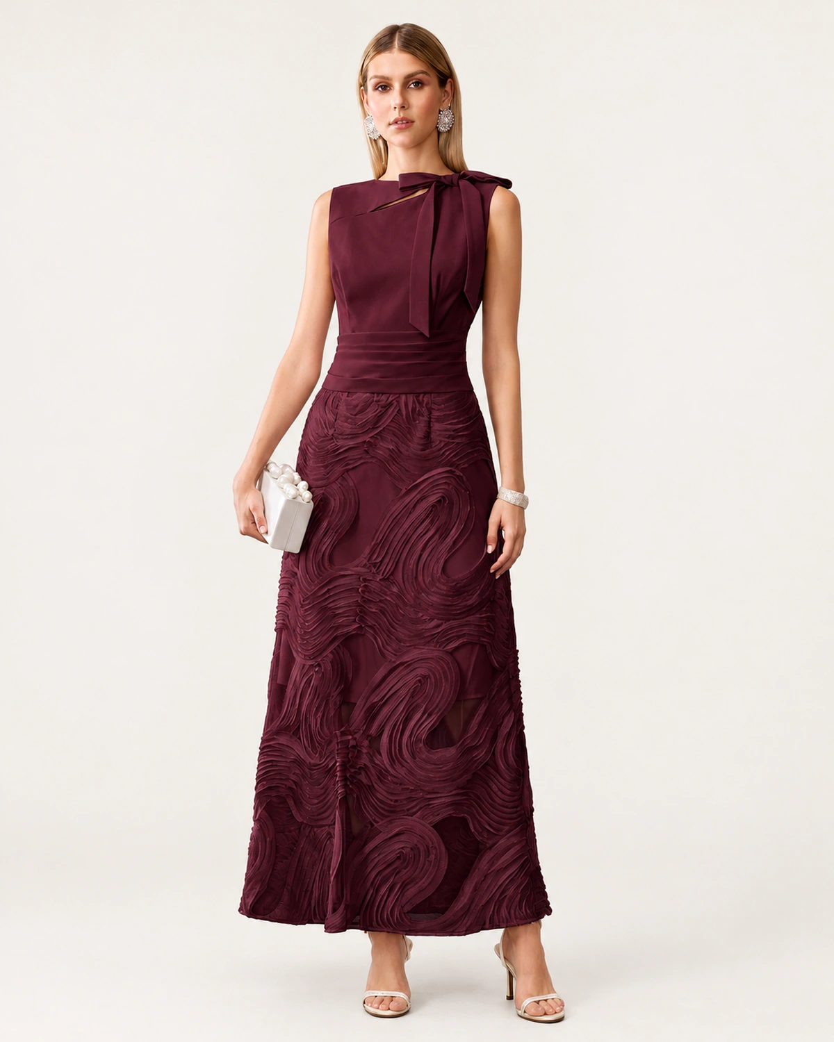 Vestido longo evasê em jacquard texturizado com laço e decote assimétrico na cor bordeaux, foto 04