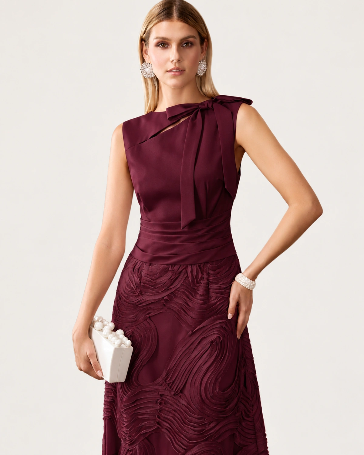 Vestido longo evasê em jacquard texturizado com laço e decote assimétrico na cor bordeaux, foto 05