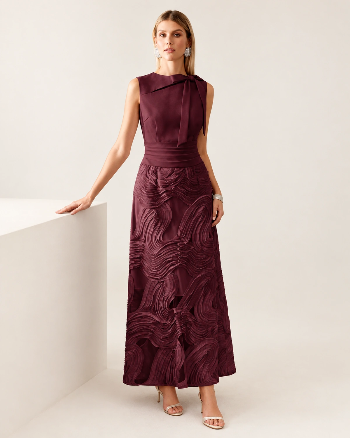 Vestido longo evasê em jacquard texturizado com laço e decote assimétrico na cor bordeaux, foto 06