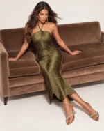 Vestido longo halter neck com costas abertas e drapeado na cor verde oliva, foto 03