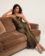Vestido longo halter neck com costas abertas e drapeado na cor verde oliva, foto 07