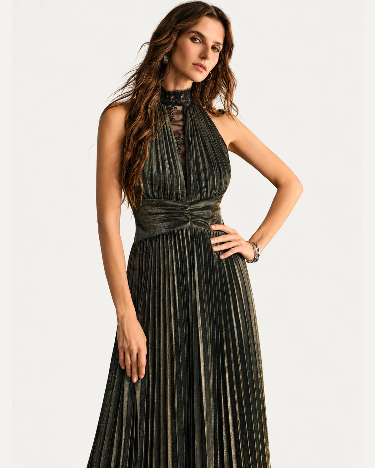 vestido longo plissado com decote halter e renda dourado, foto 03