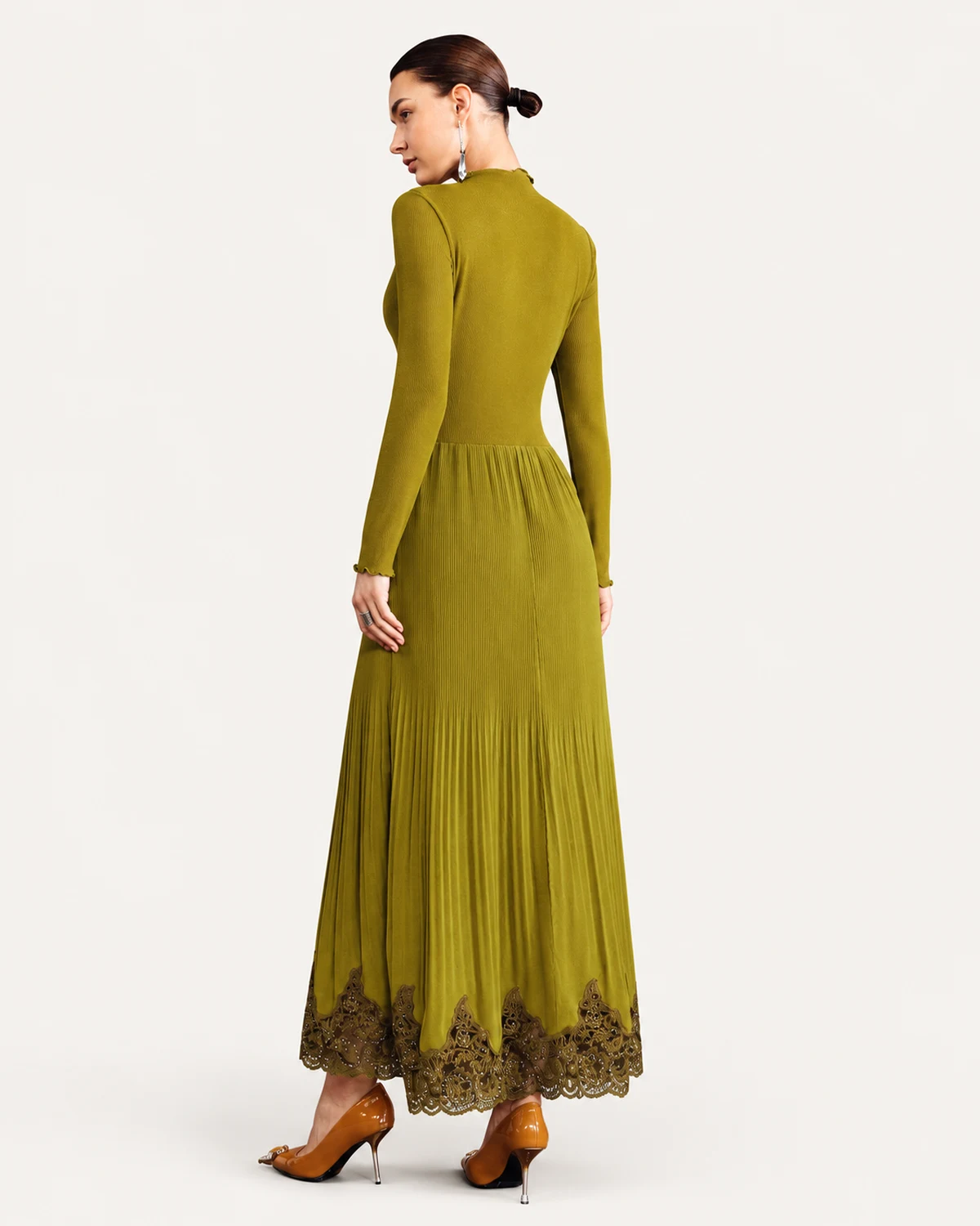 vestido longo plissado com mangas longas e renda mostarda, foto 04