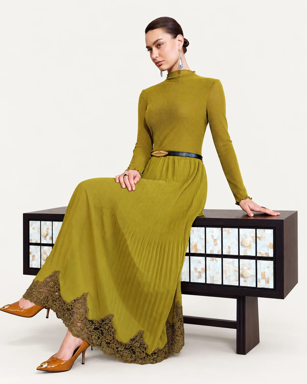 vestido longo plissado com mangas longas e renda mostarda, foto 07