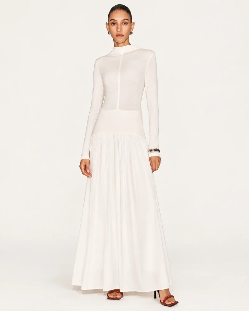 Vestido longo em malha com gola alta e saia plissada com cintura rebaixada na cor off-white, foto 01