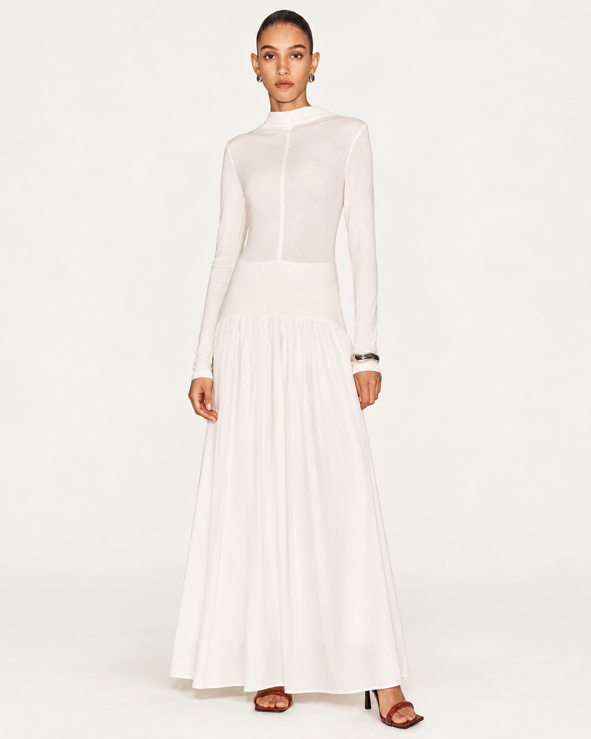 Vestido longo em malha com gola alta e saia plissada com cintura rebaixada na cor off-white, foto 01
