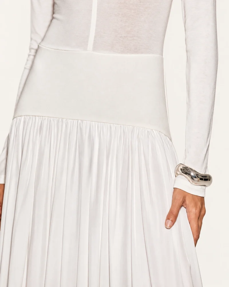 Vestido longo em malha com gola alta e saia plissada com cintura rebaixada na cor off-white, foto 02