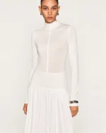Vestido longo em malha com gola alta e saia plissada com cintura rebaixada na cor off-white, foto 03