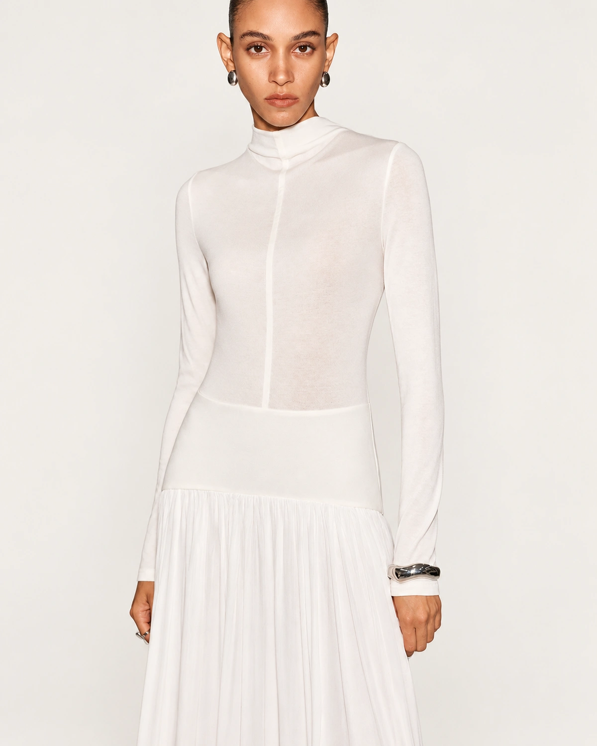Vestido longo em malha com gola alta e saia plissada com cintura rebaixada na cor off-white, foto 03
