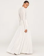 Vestido longo em malha com gola alta e saia plissada com cintura rebaixada na cor off-white, foto 05