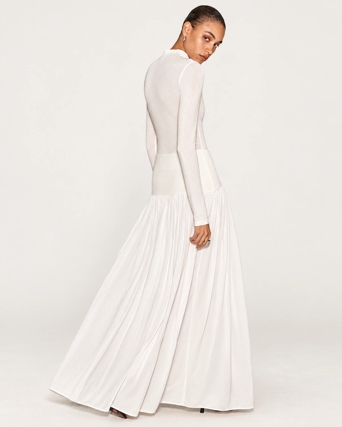Vestido longo em malha com gola alta e saia plissada com cintura rebaixada na cor off-white, foto 05