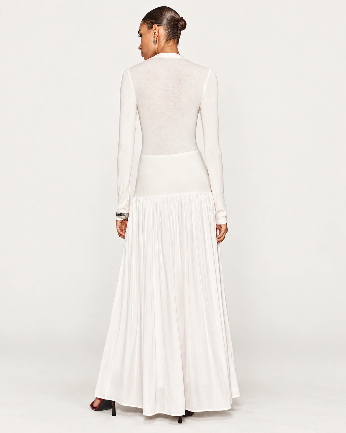Vestido longo em malha com gola alta e saia plissada com cintura rebaixada na cor off-white, foto 06