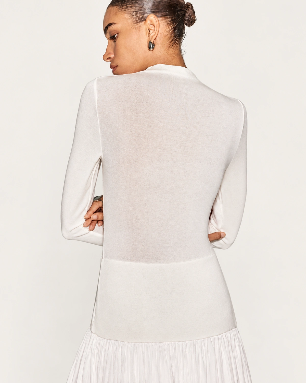 Vestido longo em malha com gola alta e saia plissada com cintura rebaixada na cor off-white, foto 07