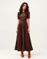 Vestido midi em crepe plissado com aplicações florais na cor marrom, vista frontal.