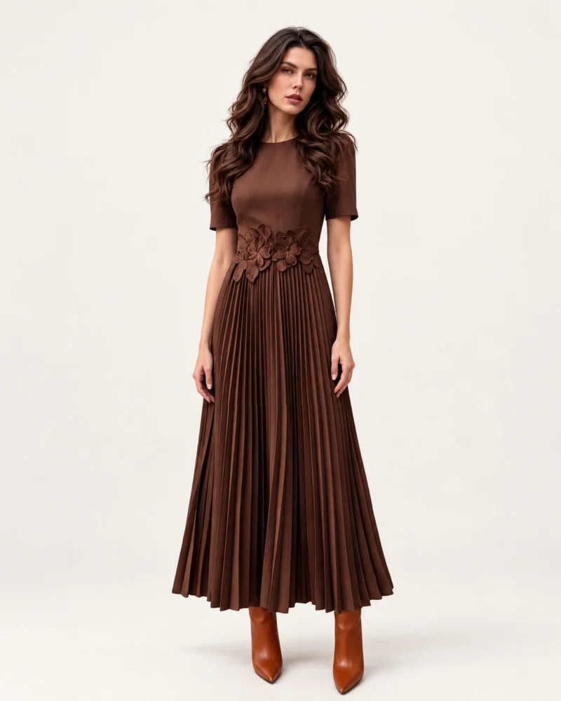 Vestido midi em crepe plissado com aplicações florais na cor marrom, vista frontal.