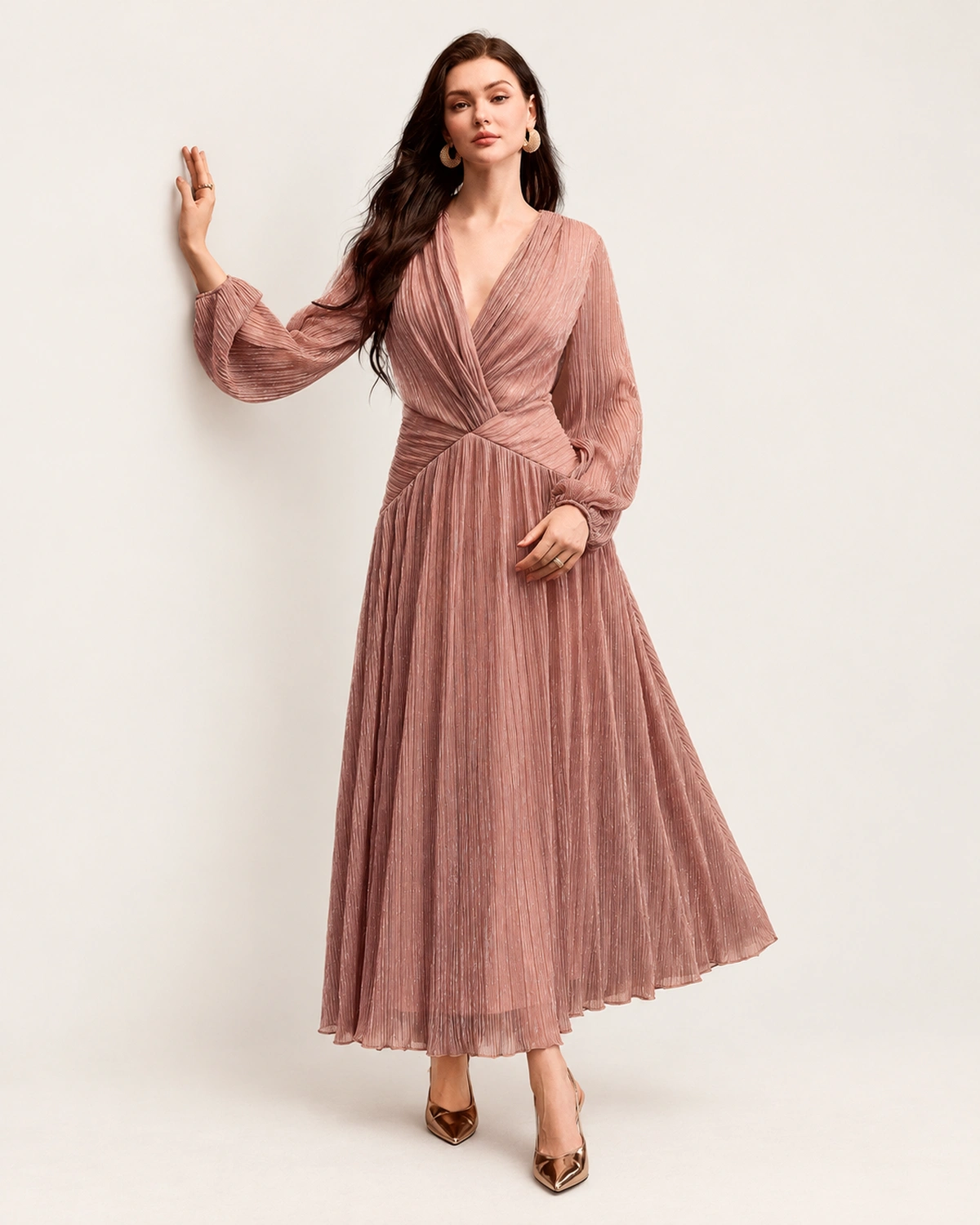 Vestido midi em crepe plissado com decote V transpassado na cor rosa blush, foto 01