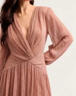 Vestido midi em crepe plissado com decote V transpassado na cor rosa blush, foto 02