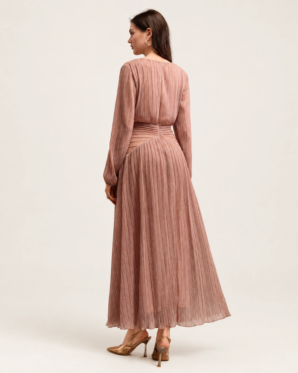 Vestido midi em crepe plissado com decote V transpassado na cor rosa blush, foto 03