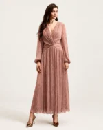 Vestido midi em crepe plissado com decote V transpassado na cor rosa blush, foto 04