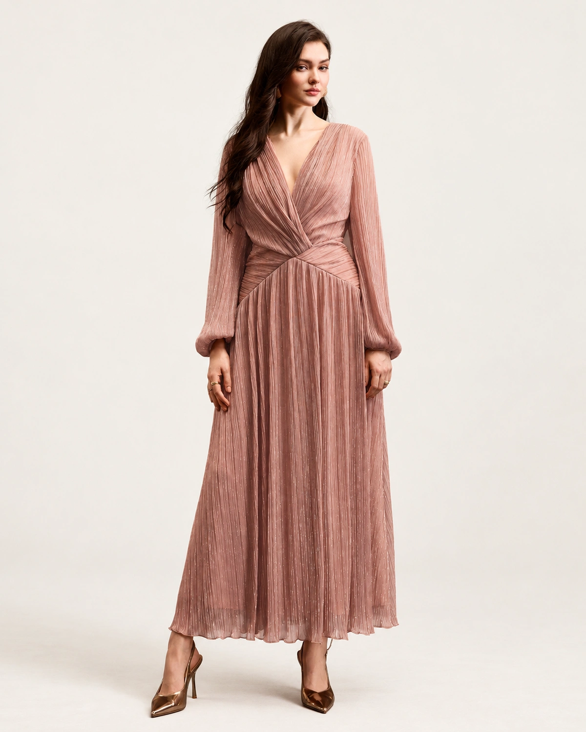 Vestido midi em crepe plissado com decote V transpassado na cor rosa blush, foto 04