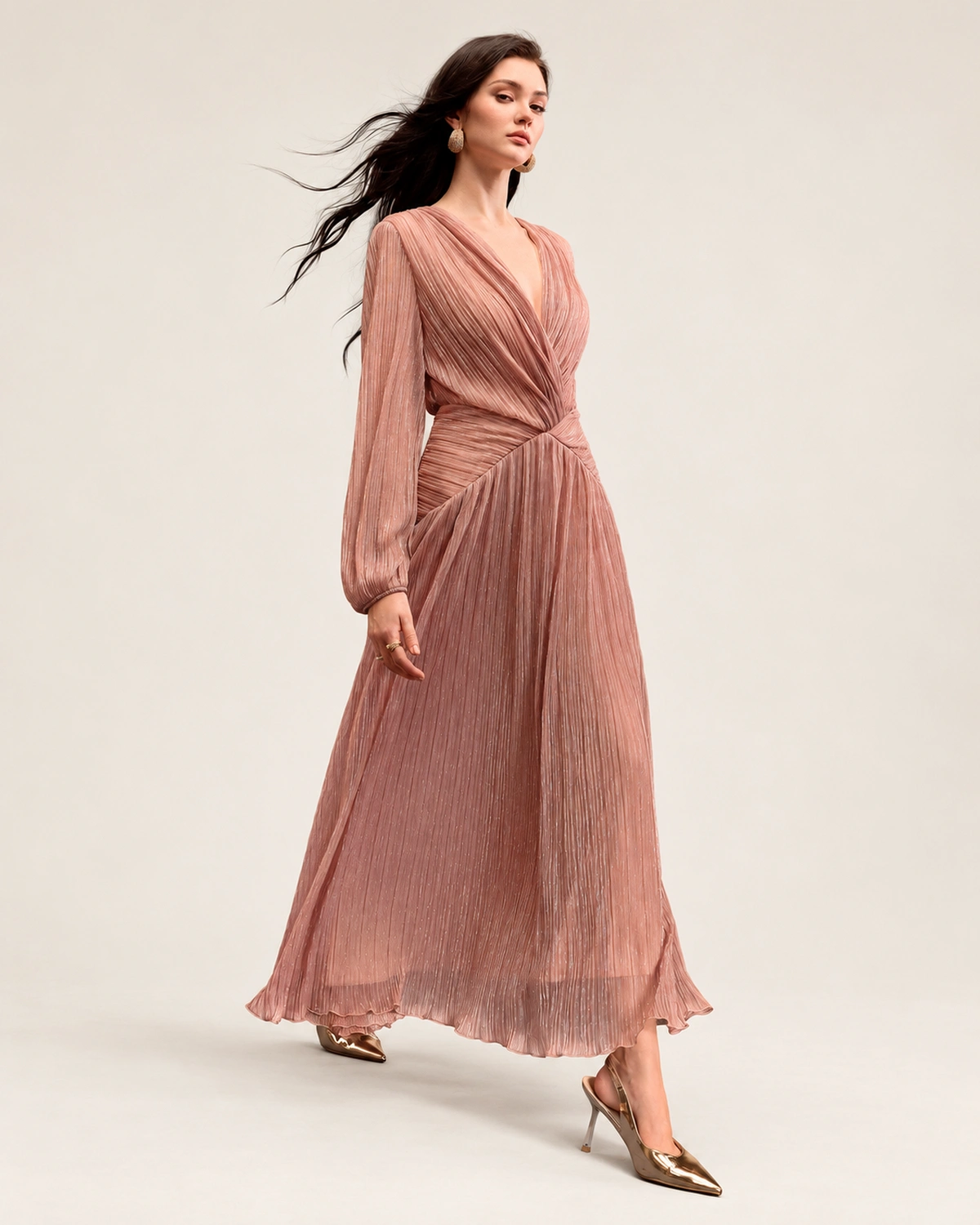 Vestido midi em crepe plissado com decote V transpassado na cor rosa blush, foto 06