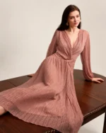 Vestido midi em crepe plissado com decote V transpassado na cor rosa blush, foto 07