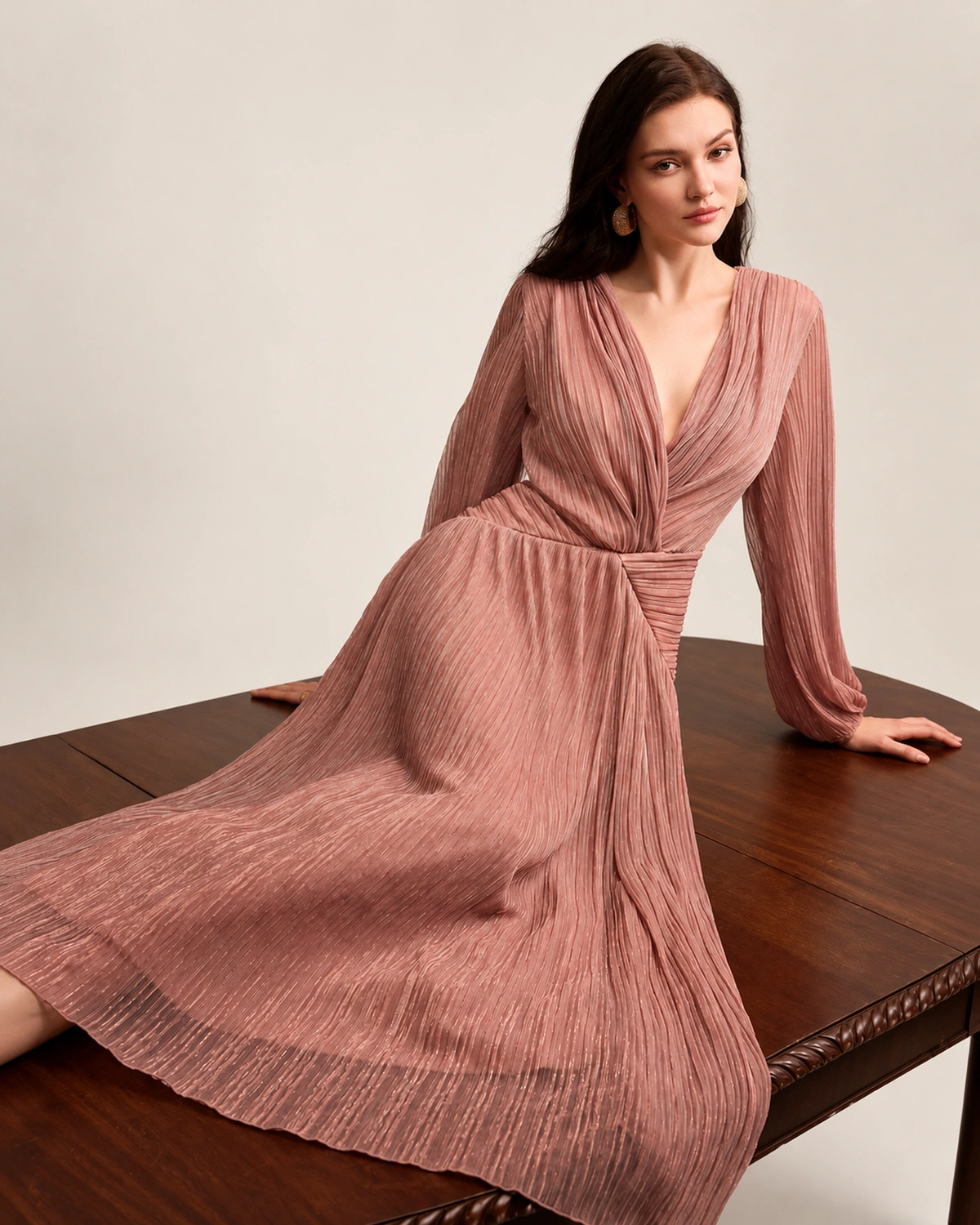 Vestido midi em crepe plissado com decote V transpassado na cor rosa blush, foto 07