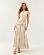 Vestido midi em linho evasê com vazados ajour areia — frente