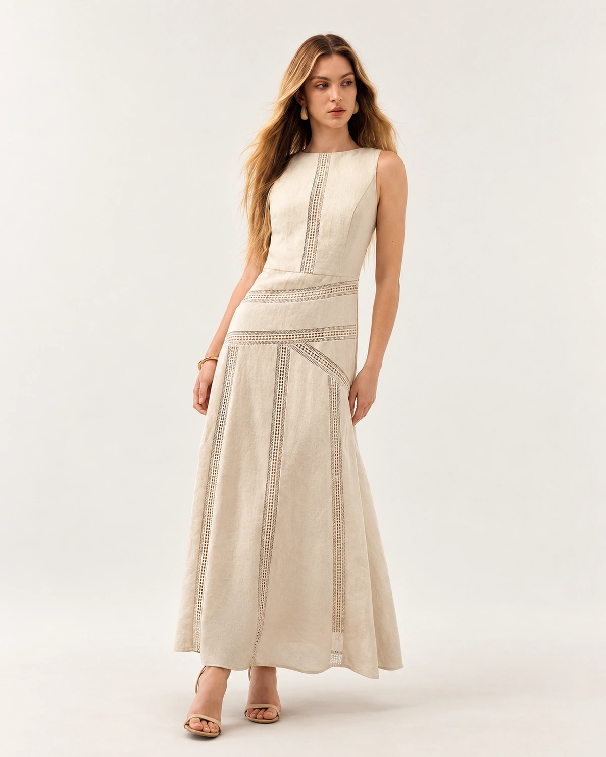 Vestido midi em linho evasê com vazados ajour areia — frente