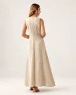 Vestido midi em linho evasê com vazados ajour areia — costas