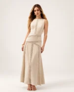 Vestido midi em linho evasê com vazados ajour areia — editorial 4