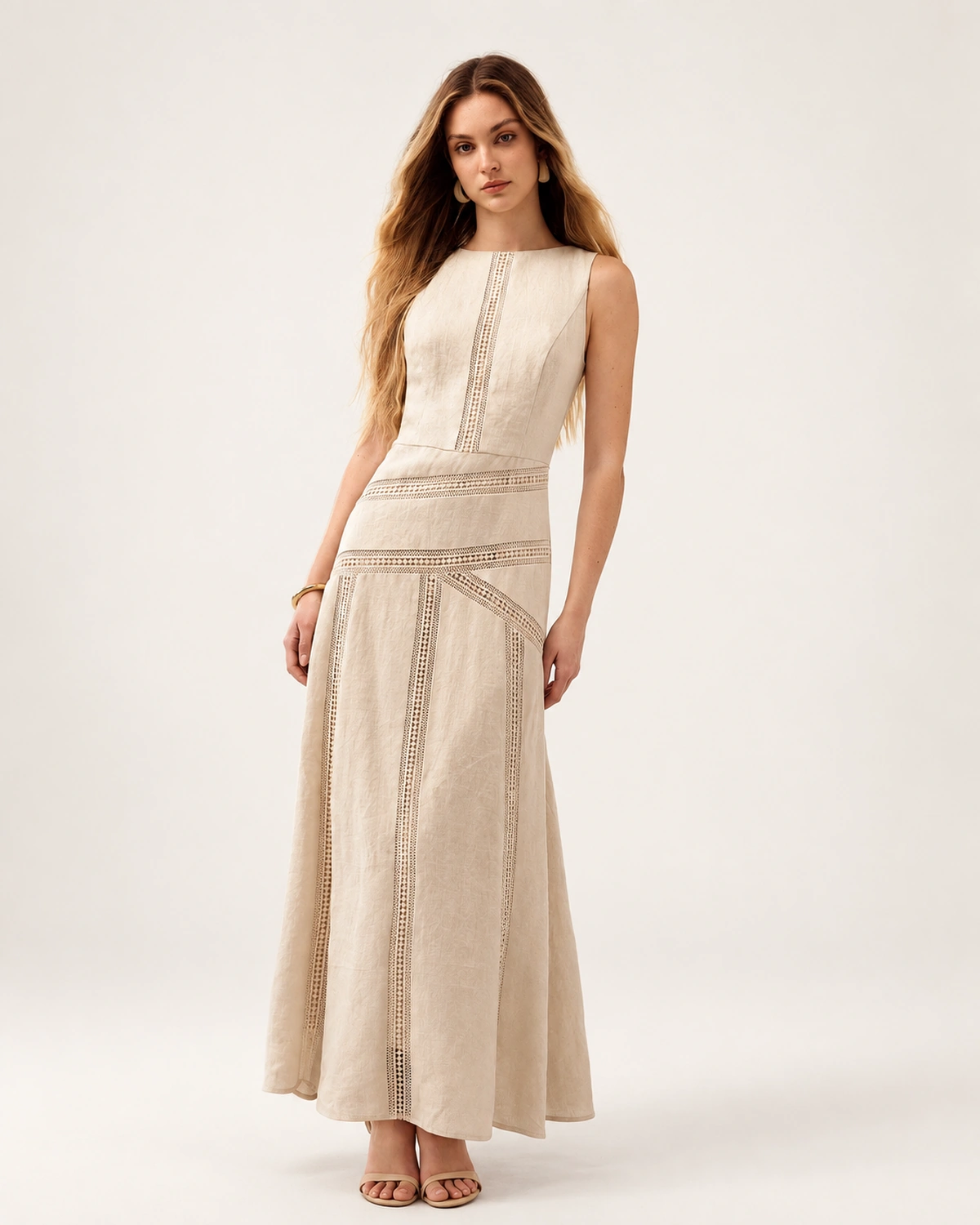 Vestido midi em linho evasê com vazados ajour areia — editorial 4